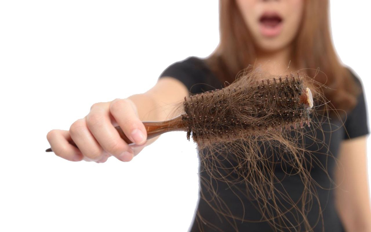 أسباب تساقط الشعر عند الرجال والنساء